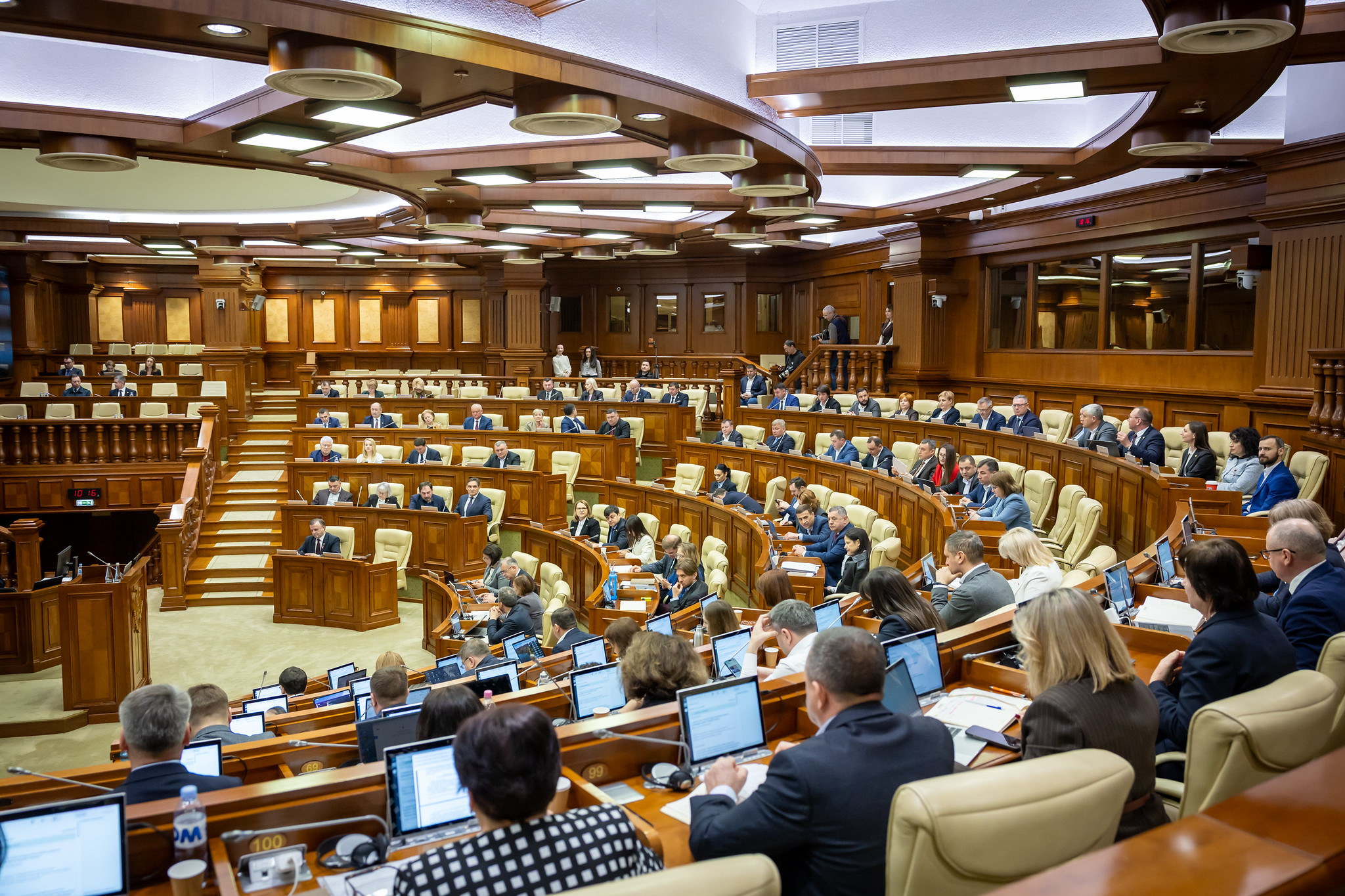 A picat moțiunea simplă asupra politicilor Ministerului Apărării