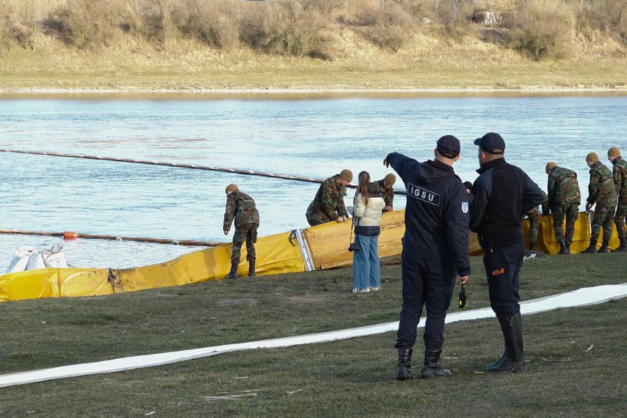 VIDEO // Frații la nevoie se cunosc: Salvatorii din România au întins un baraj de ajutor pe Nistru