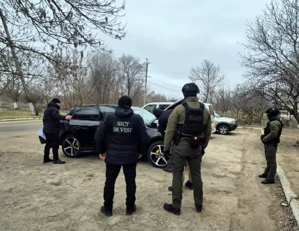VIDEO// Acte false cu însemnele R. Moldova, României și Italiei: o schemă ilegală, destructurată de Poliția de Frontieră