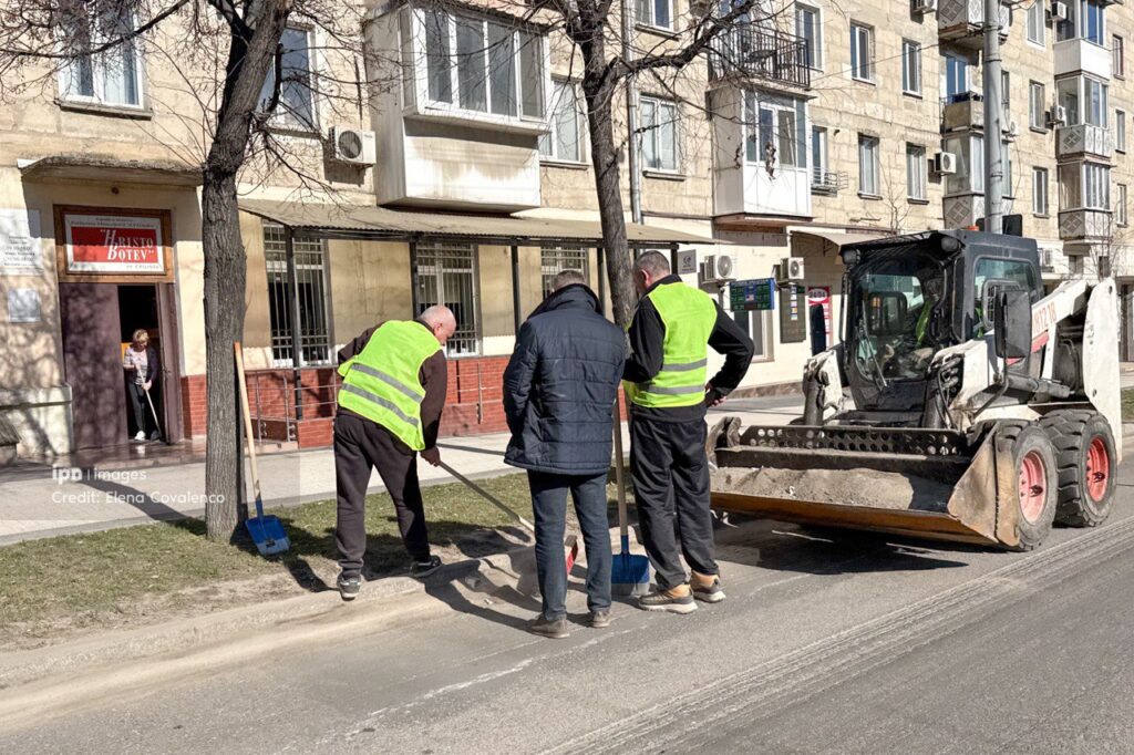 În capitală a început curățenia de primăvară
