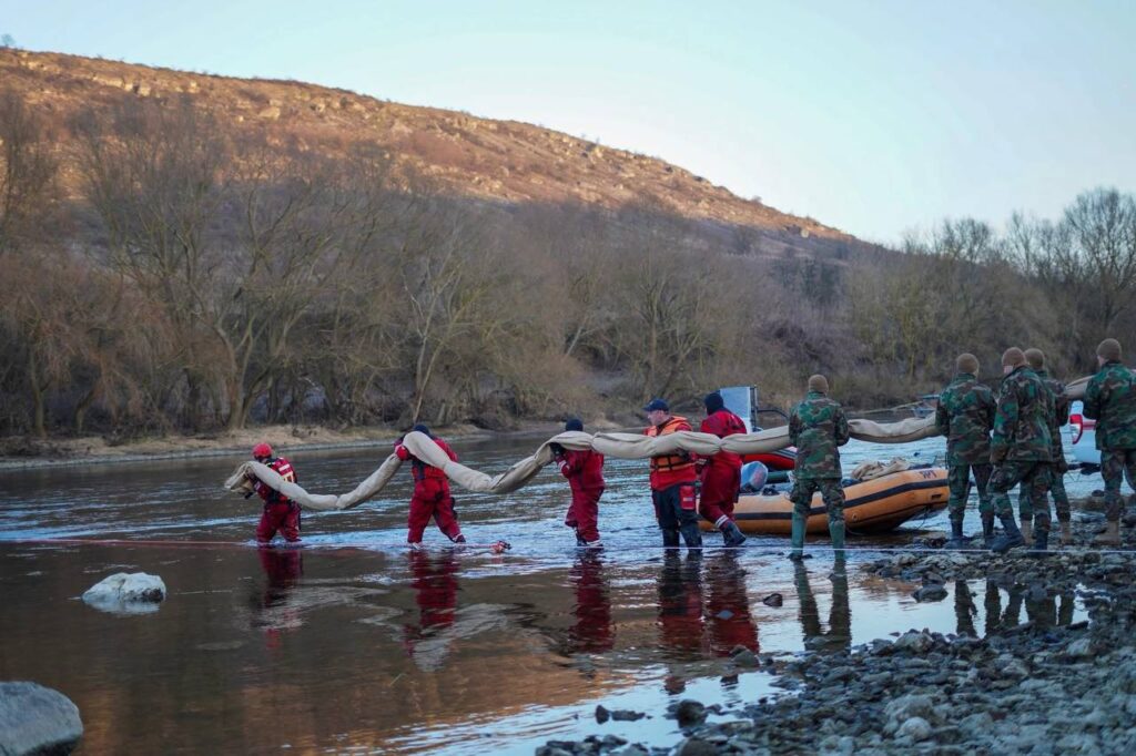 Trei baraje absorbante instalate pe râul Nistru pentru limitarea poluării