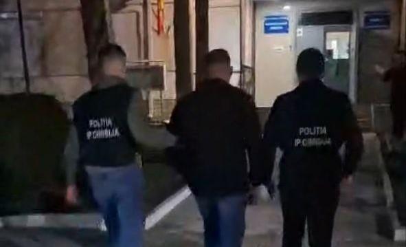 VIDEO // O tânără, deposedată de peste 166 mii de lei prin înșelăciune. Escrocii, reținuți de poliție