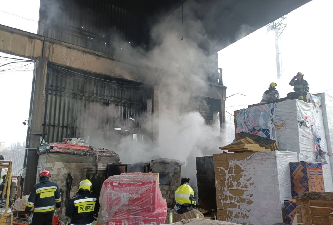 Chișinău // Incendiu într-un depozit de pe strada Uzinelor. Șapte echipe de pompieri, la fața locului