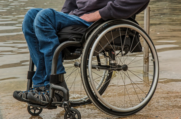 Cozi pentru un asistent personal: cererea e mare, finanțarea insuficientă