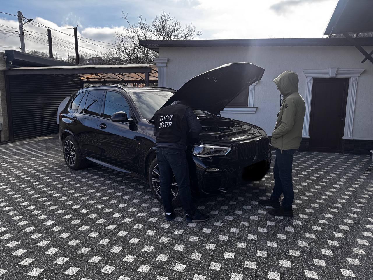 Contrabandă cu mașini de lux, expuse la vânzare în R. Moldova. Patru bărbați, cercetați de oamenii legii