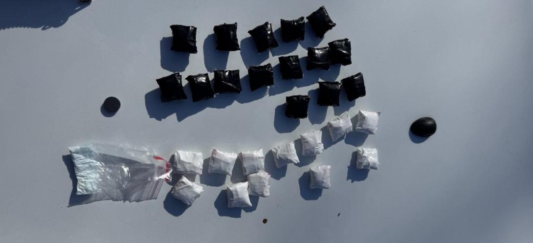 VIDEO // Droguri ascunse cu magneți lângă un liceu: o femeie din Bălți, arestată