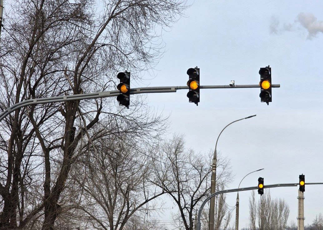 Atenție! Semaforul din intersecția Ismail – Ștefan cel Mare, oprit temporar. Șoferii, rugați să circule cu prudență sporită