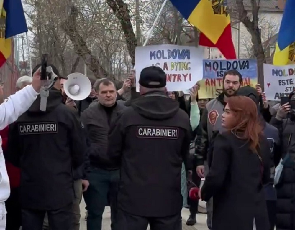VIDEO // Până la 1000 de lei pentru participare la protest plătit. Trei persoane, sancționate de Poliție pentru mitingul din preajma Palatului Republicii