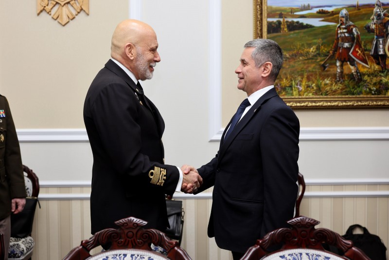 Președintele Comitetului Militar NATO, amiralul Giuseppe Cavo Dragone, în vizită oficială la Chișinău