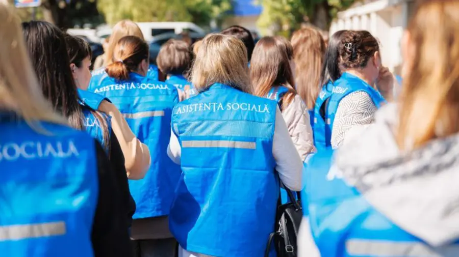 La nivel comunitar, a fost instituită funcția de asistent social pentru protecția copilului