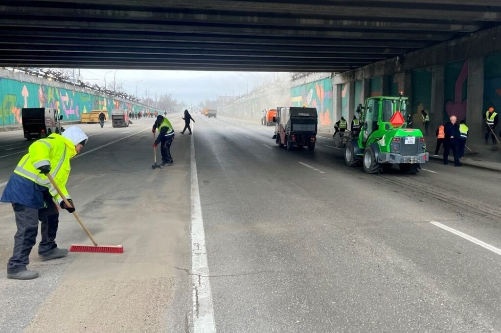 Curățenie de primăvară în capitală: sunt mobilizați peste 400 de muncitori și 100 de utilaje