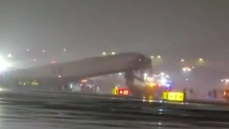 Accident pe pista aeroportului LaGuardia din New York: patru răniți după ce un avion a lovit un vehicul