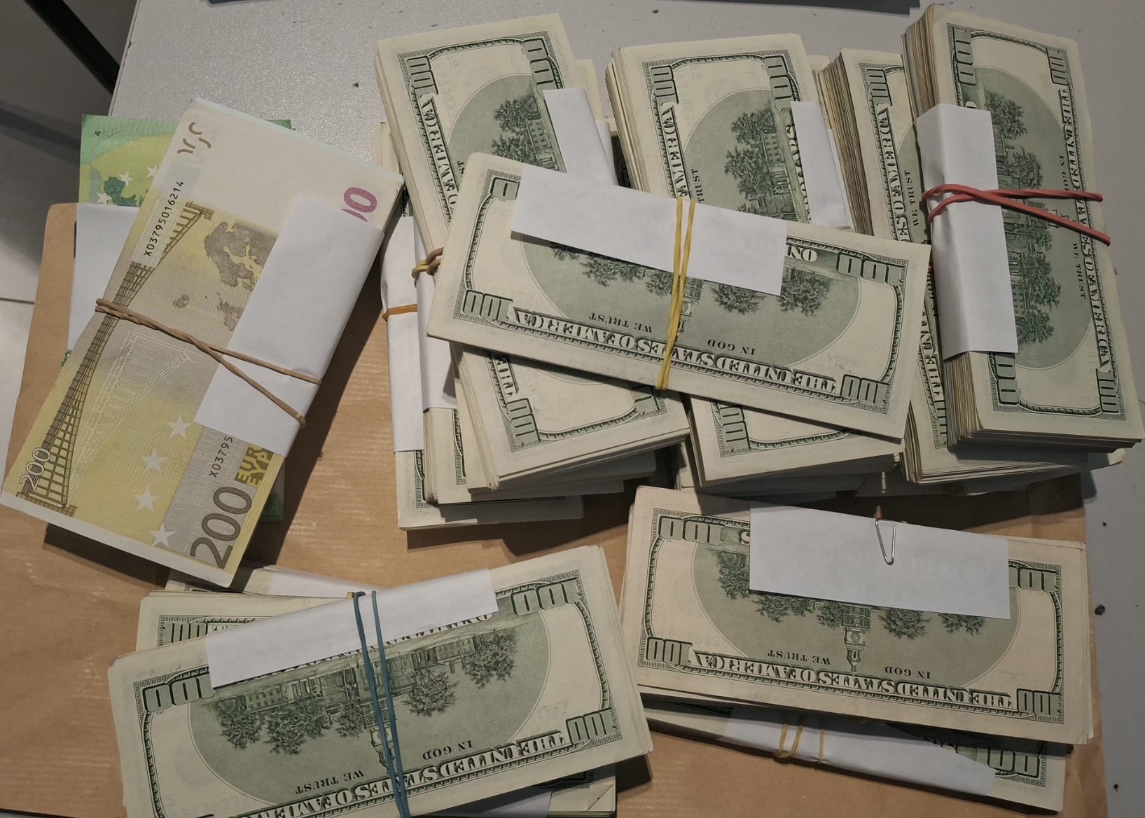 FOTO // Prins la aeroport cu circa 200 de mii de dolari. Un cetățean străin, documentat de vameșii moldoveni