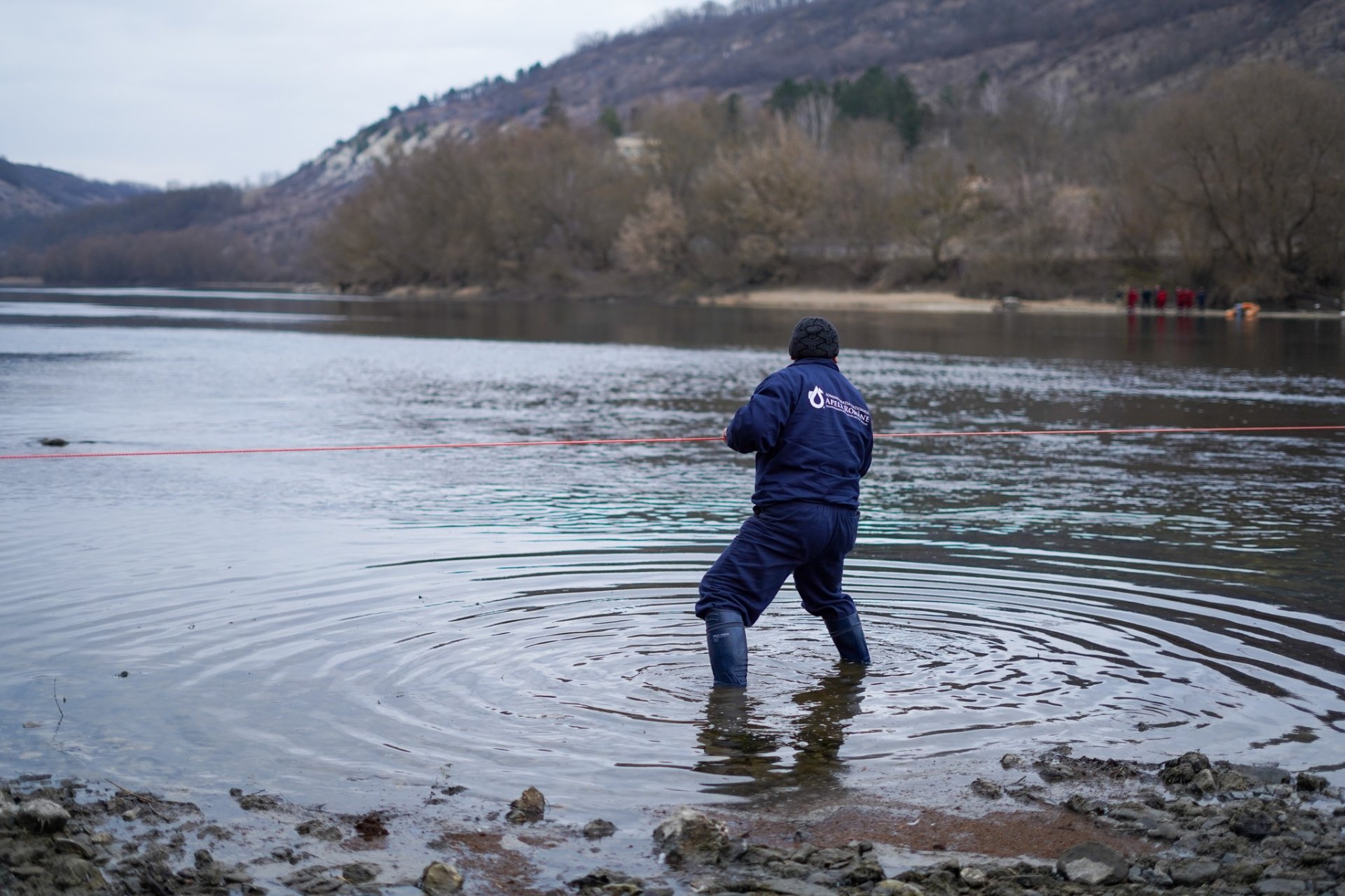 VIDEO // Ministrul Mediului, Gheorghe Hajder: „În prezent se observă noi pete de petrol care continuă să vină din amonte”