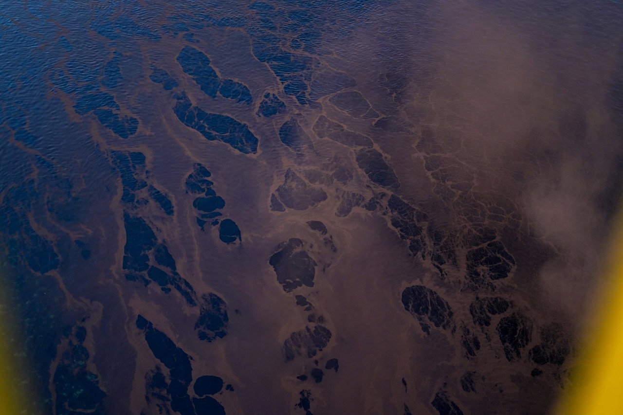 Noi pete de produse petroliere, observate pe râul Nistru