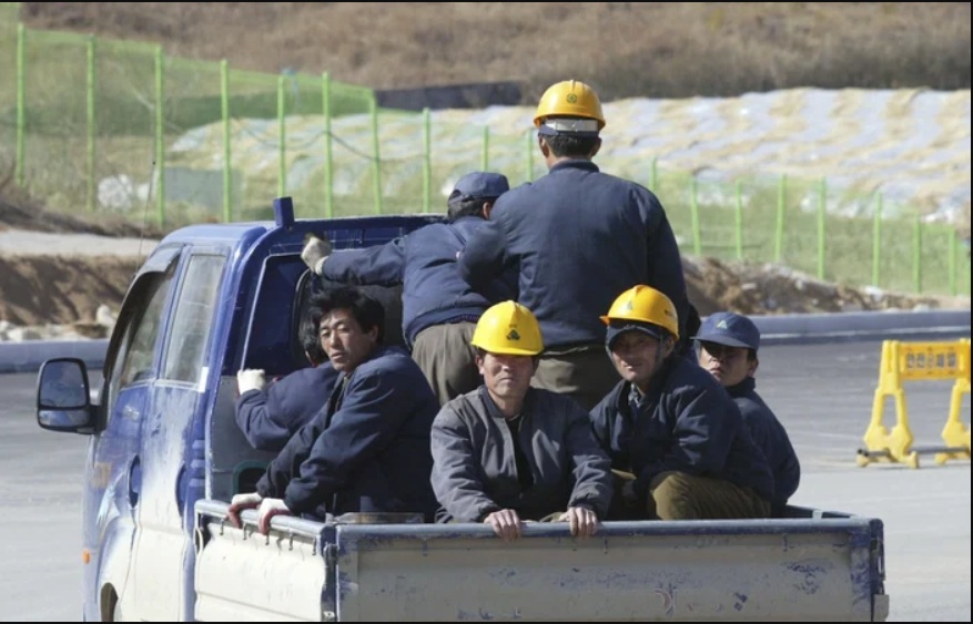 Muncitorii nord-coreeni trimiși în Rusia lucrează până la 16 ore pe zi în condiții extreme