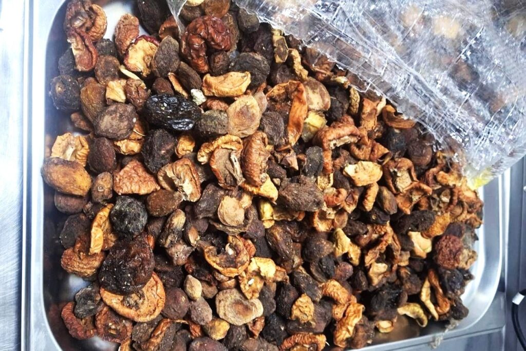Fructe uscate cu mucegai: peste 10 tone oprite la frontieră și returnate producătorului