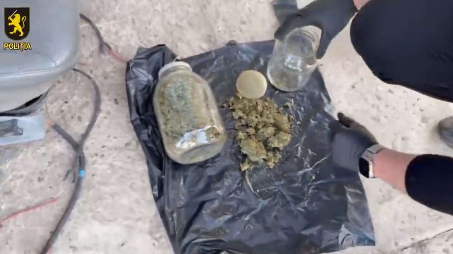VIDEO // Arme și droguri de peste 400 de mii lei descoperite în sudul R. Moldova: trei bărbați, cercetați penal