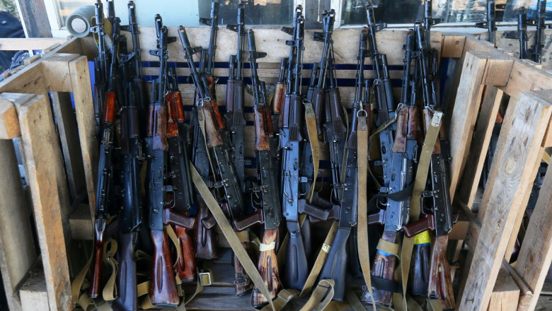 Comandații ruși vând armele noi pe piața neagră și dau soldaților puști din anii '70. Cum funcționează schema