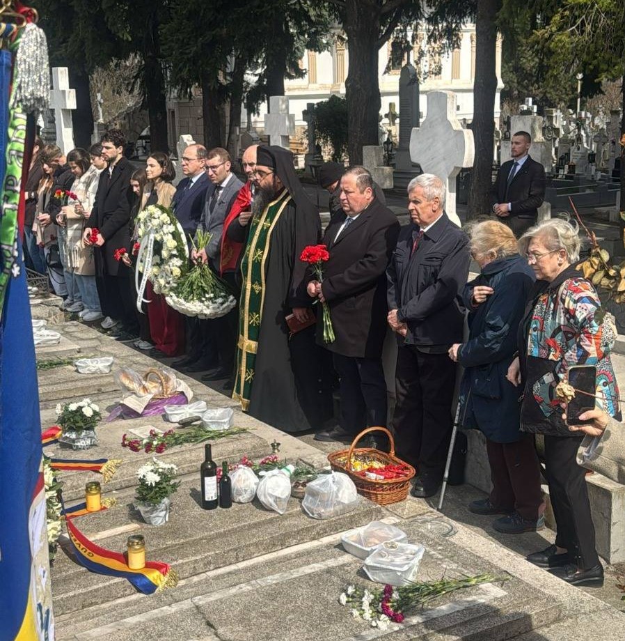 (FOTO) 108 ani de la Unirea Basarabiei cu România // Conducerea DRRM a depus flori la mormintele lui Halippa, Pelivan și altor artizani ai Unirii