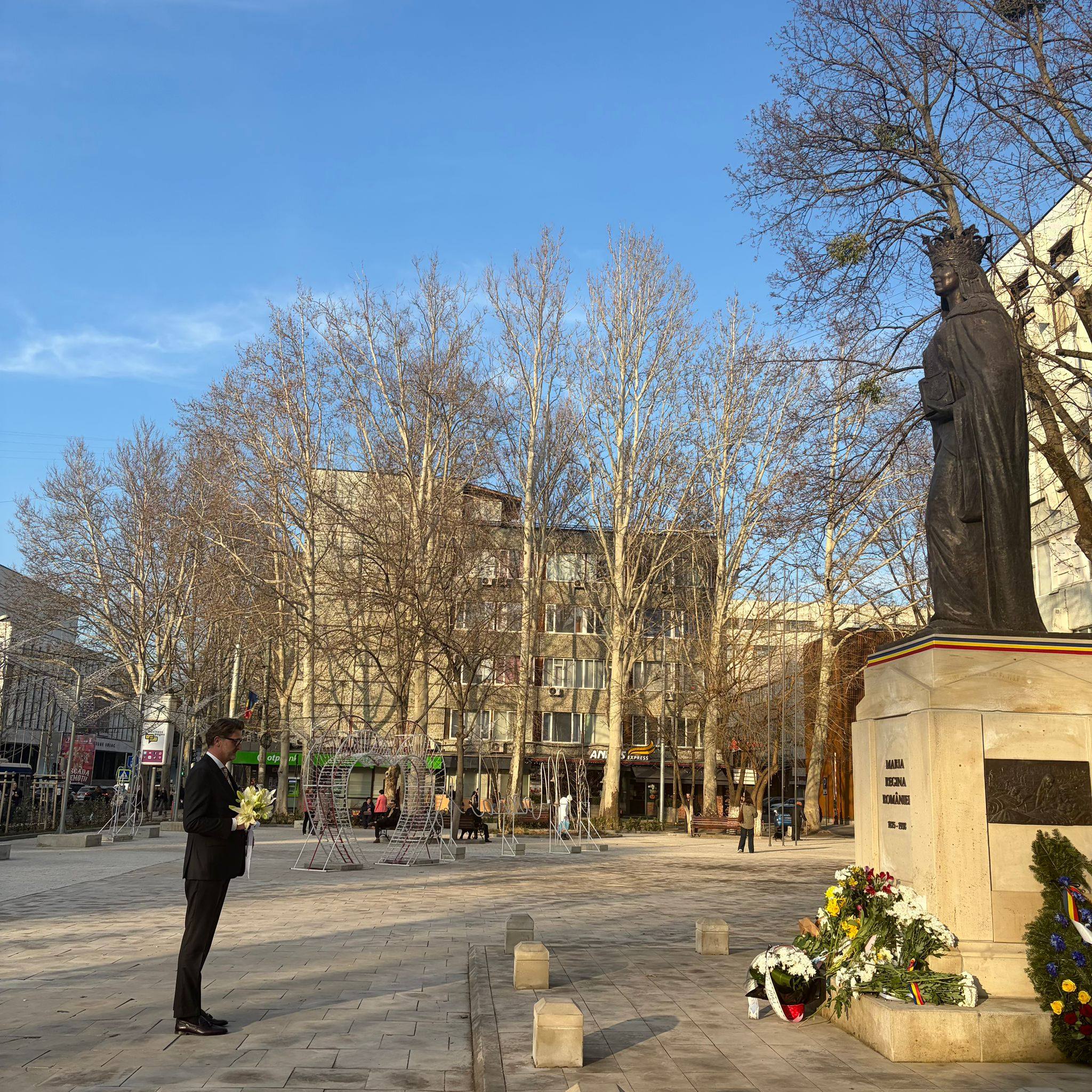 108 ani de la Unirea Basarabiei cu România // Ambasadorul României a depus flori la monumentul Reginei Maria din Chișinău