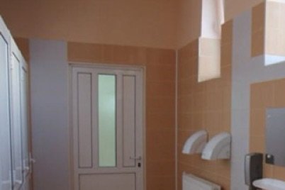 Toaletele din curte, înlocuite în 13 școli: se construiesc blocuri sanitare noi în interior