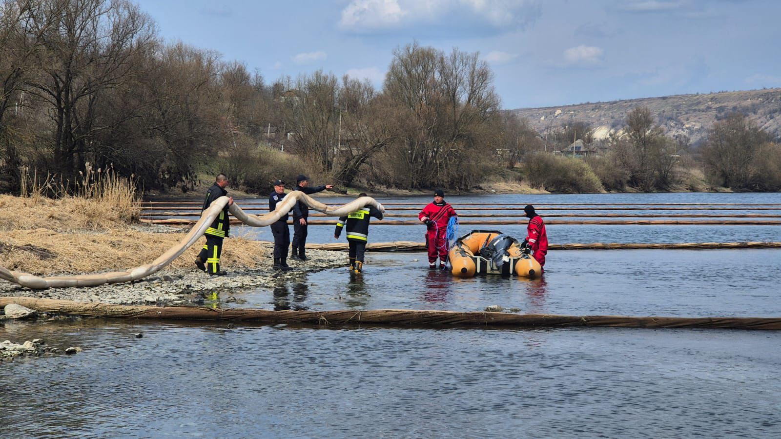 FOTO // Pericolul ecologic pe Nistru. Polonia vine în ajutorul R. Moldova cu 5 tone de material absorbant