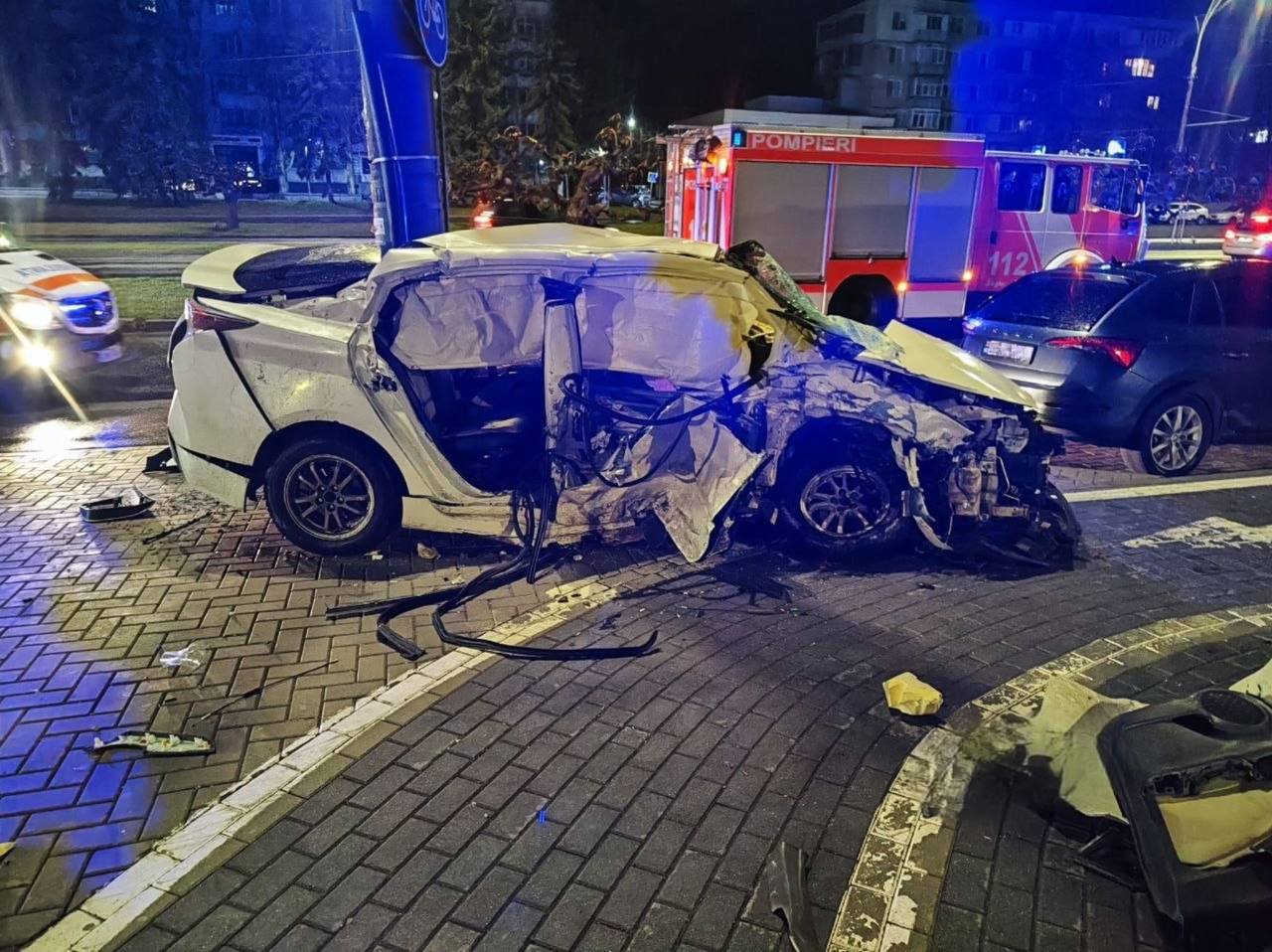 FOTO // Un Mercedes s-a izbit într-un taxi, la Botanica. Doi tineri, transportați la spital