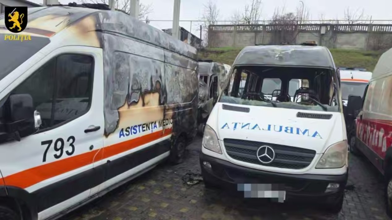 VIDEO // Incendiu în sectorul Ciocana al capitalei. Au ars patru ambulanțe