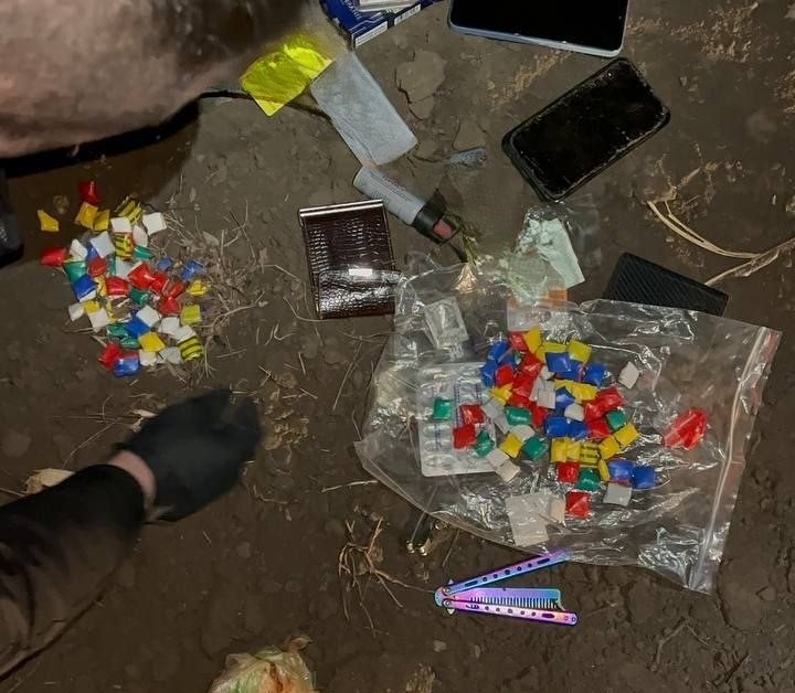 Prinși în flagrant cu peste 100 de pachețele cu droguri. Doi indivizi, trimiși în izolator