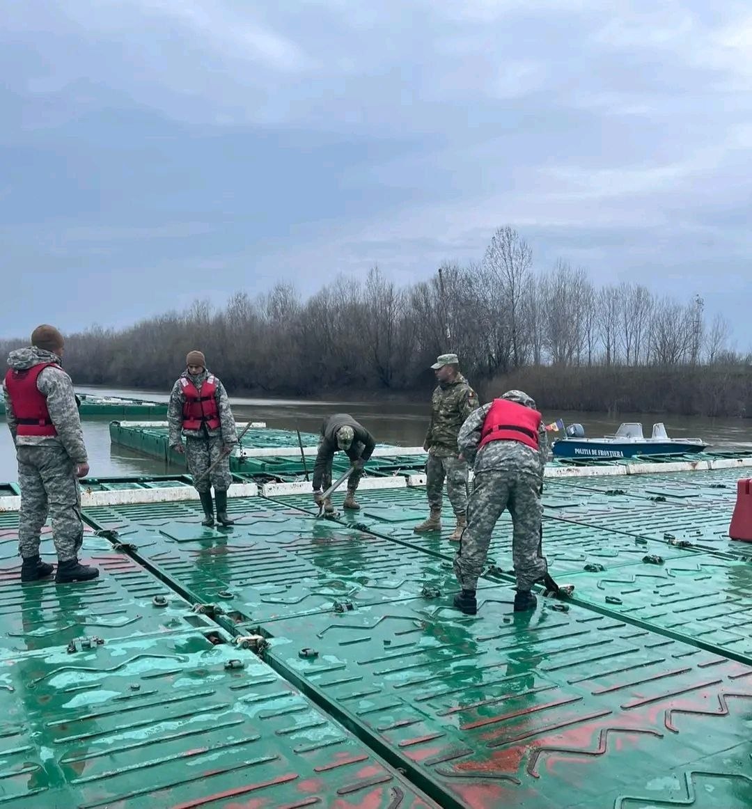 FOTO // Geniștii militari au efectuat lucrări la podul de pontoane de la Leova-Bumbăta