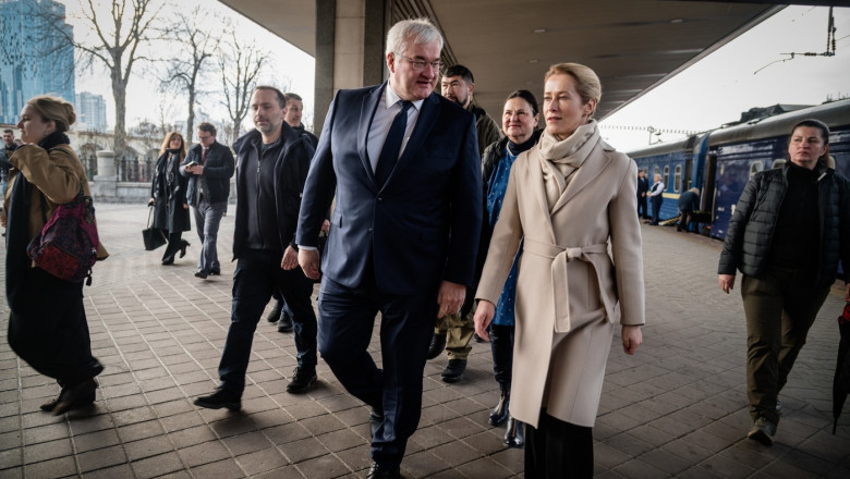 VIDEO // Kaja Kallas și miniștri de externe din UE au ajuns în Ucraina pentru comemorarea victimelor masacrului de la Bucea