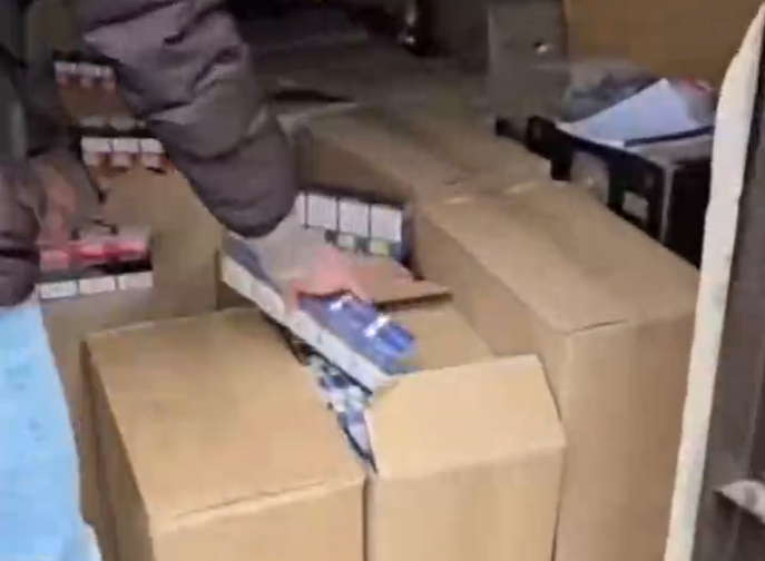 Aproape 9 000 de pachete de țigări fără acte de proveniență, depistate la domiciliul unui bătrân din Fălești