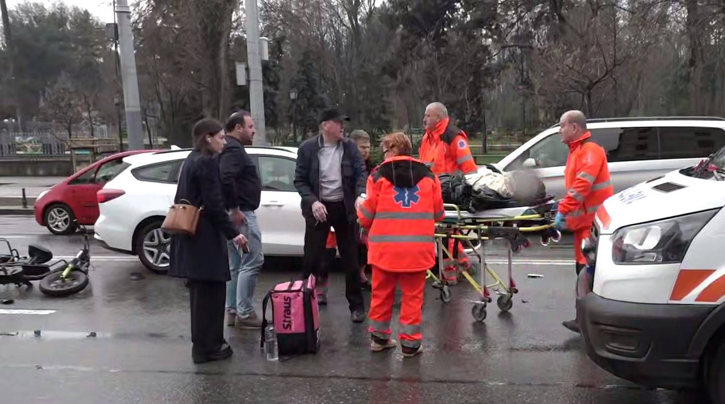 Accident rutier în centrul capitalei. Un bărbat, transportat la spital