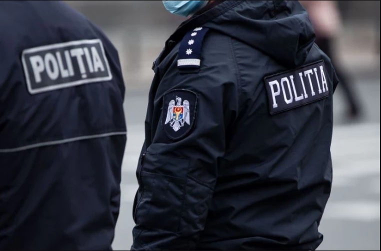 VIDEO // Grup de escroci, destructurat în capitală. Un bărbat, reținut chiar în timp ce ridica banii din ascunzișuri