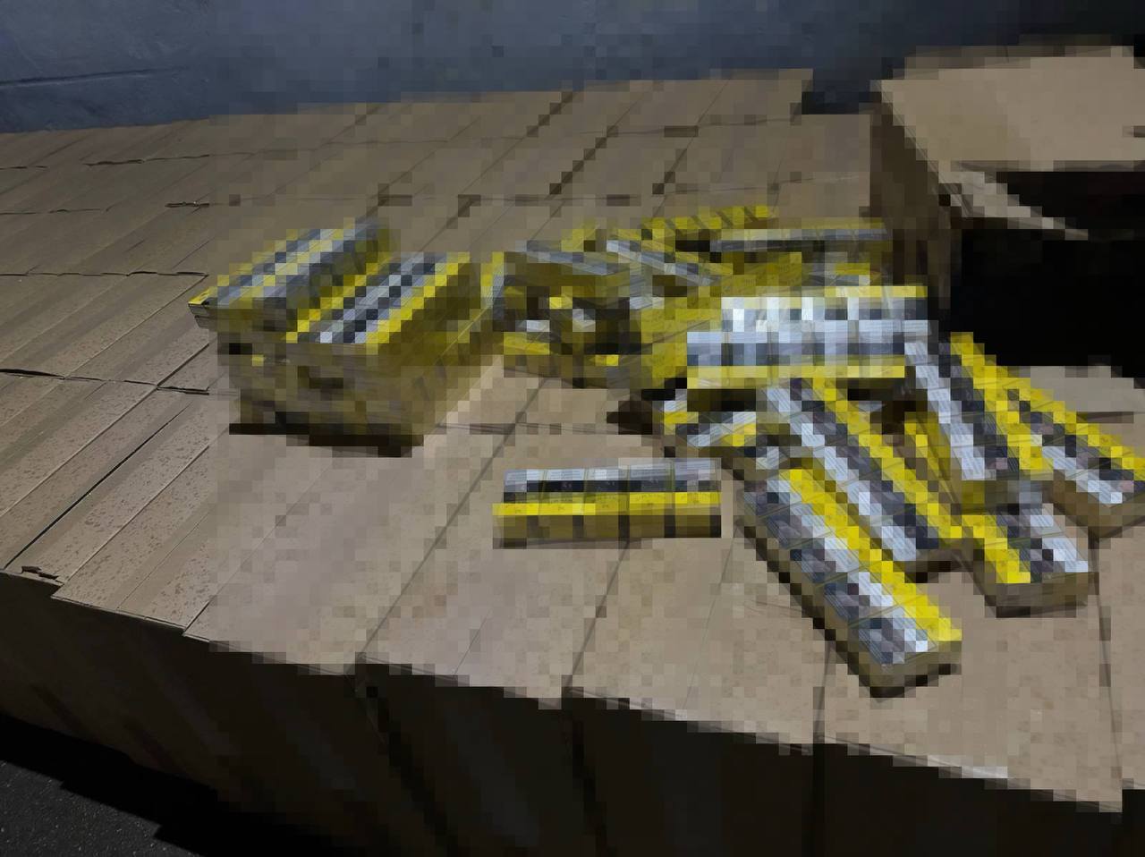 FOTO // Peste 1,6 milioane de țigarete fără acte, descoperite într-un microbuz  la Cimișlia: un tânăr, cercetat penal