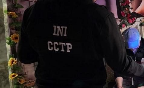 VIDEO // Ar fi racolat mai multe tinere, inclusiv minore, pentru prestarea serviciilor sexuale. Un bărbat, reținut pentru proxenetism