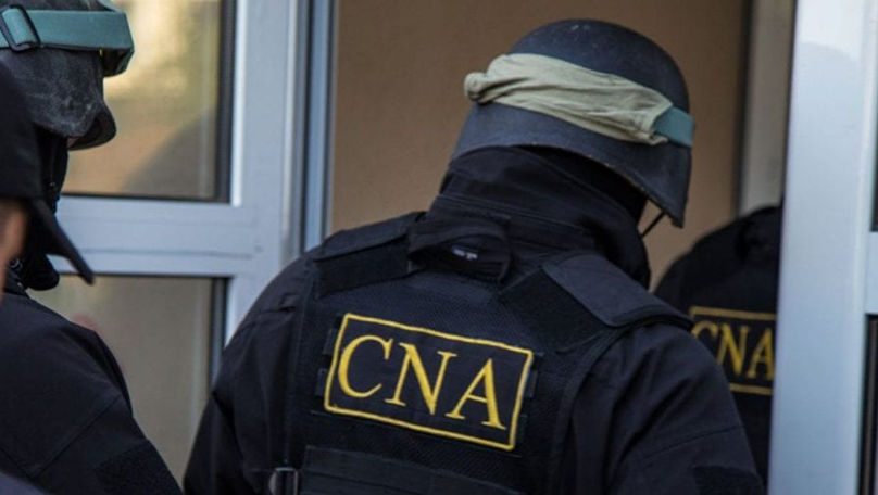 Dosarul mitei de 400 de mii de dolari // Patru persoane, inclusiv procurorul și doi polițiști, rămân în arest