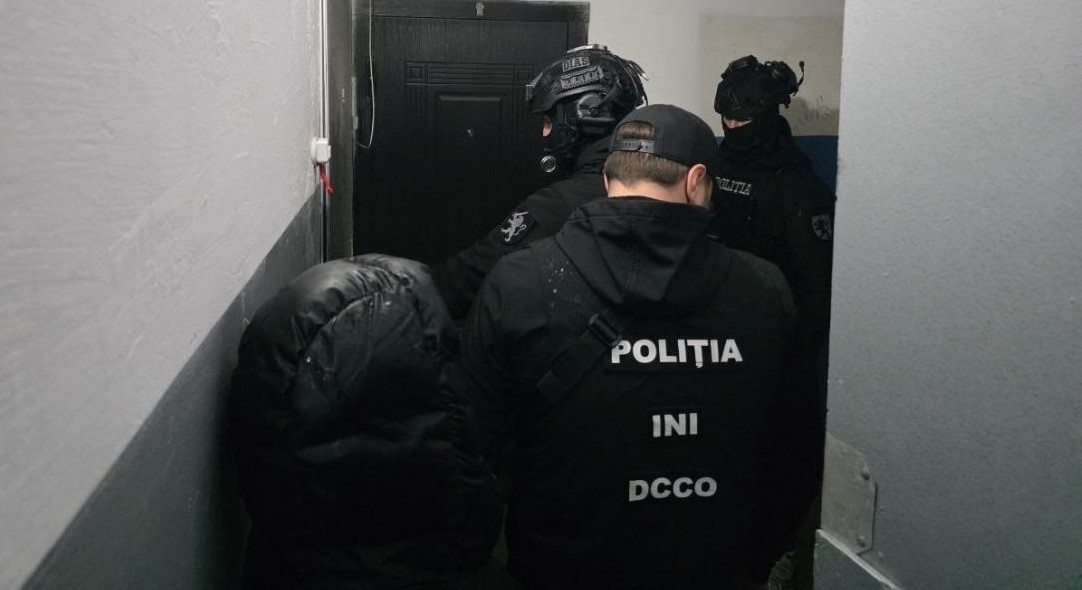VIDEO // Rețea criminală, destructurată. Peste 40 de persoane, inclusiv deținuți, cercetate penal