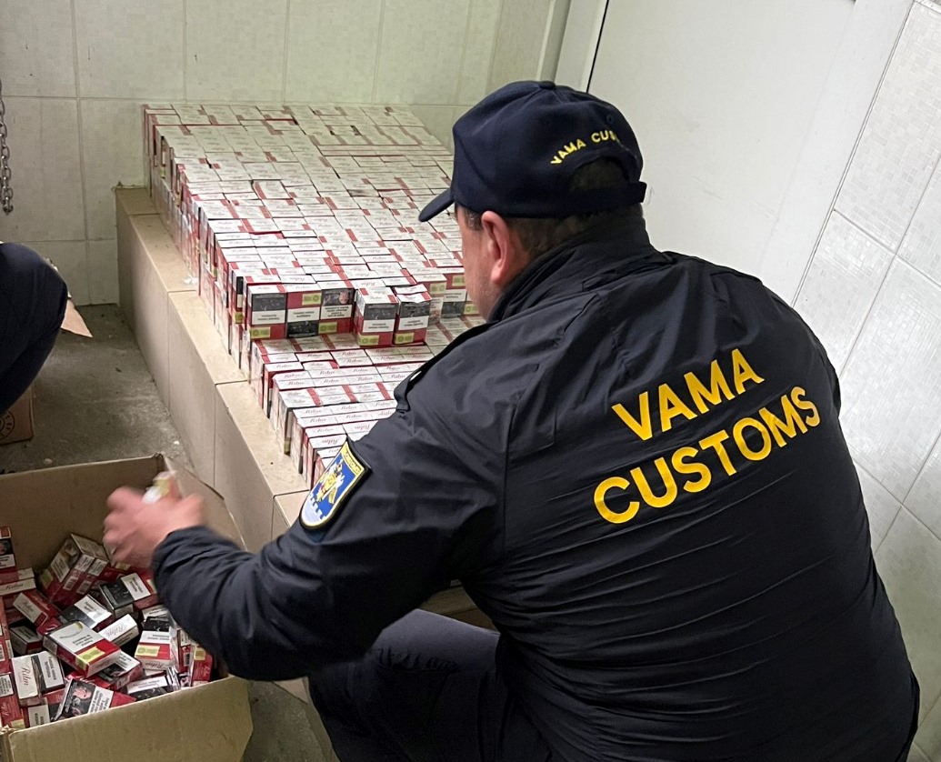 Circa 1000 de pachete de țigări de contrabandă, depistate de vameși în bara de protecție a unei mașini