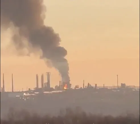 VIDEO // Rafinărie din Rusia aflată la 1.300 kilometri de granița cu Ucraina, în flăcări după un atac cu drone