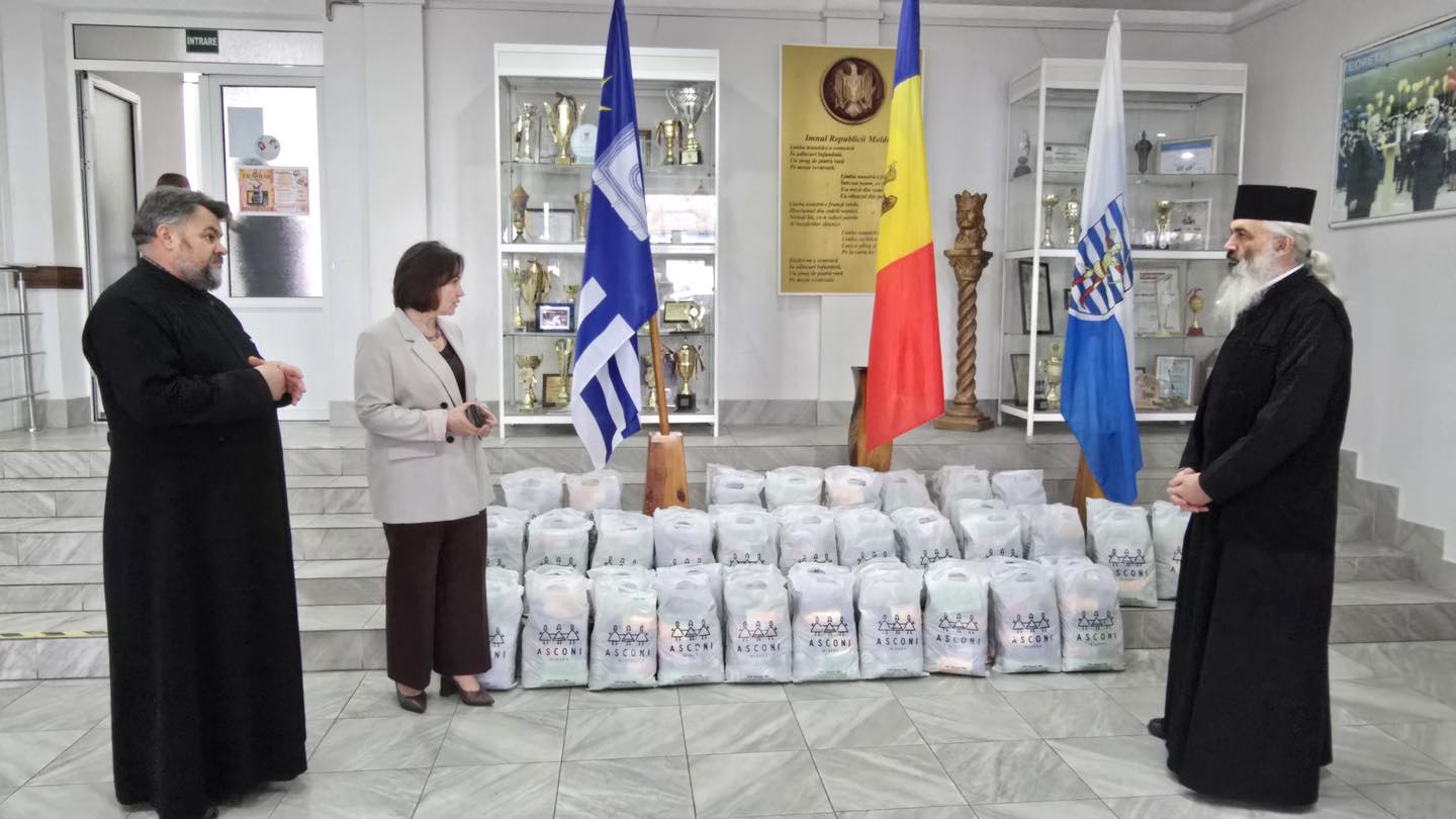 FOTO // Episcopia de Bălți a Mitropoliei Basarabiei a oferit pachete alimentare pentru elevi din patru instituții de învățământ