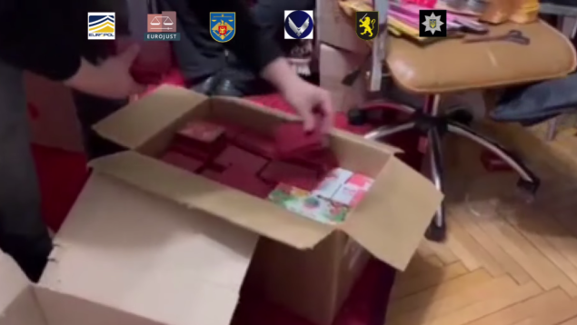 VIDEO // Prinși cu aproape 3 kg de droguri primite din Kazahstan. Două persoane, trimise în judecată