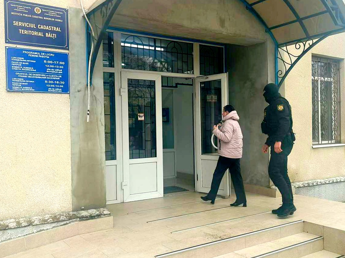 Un consilier municipal și funcționari din Bălți, reținuți pentru corupție