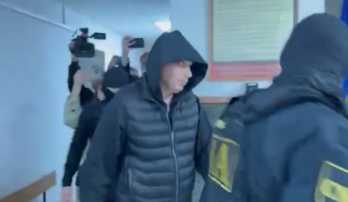 Dosarul mitei de 400 de mii de dolari // Unul dintre polițiștii reținuți, adus în fața instanței. Avocat: Nu este clară învinuirea