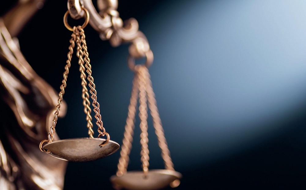 Dosarul mitei de 400 de mii de dolari // Un polițist și un procuror, trimiși în izolator