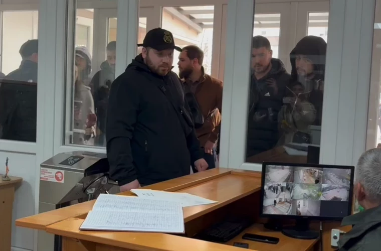 Dosarul mitei de 400 mii de dolari // Reacția MAI la protestul ofițerilor INI în fața Judecătoriei Ciocana