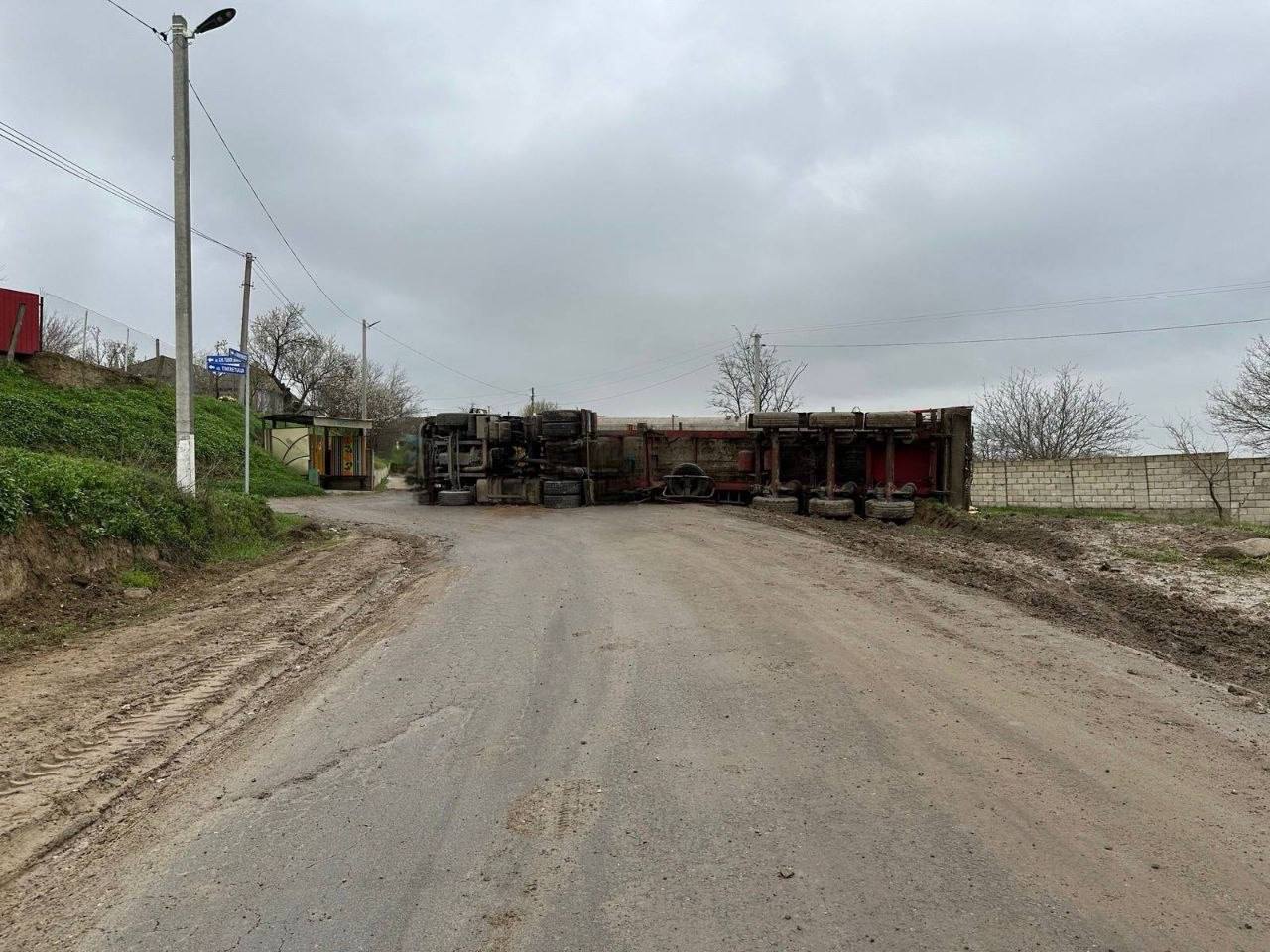 Camion cu cereale, răsturnat la Giurgiulești. Traficul în zonă, restricționat