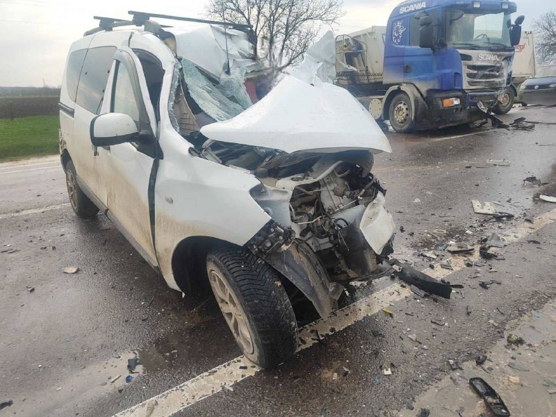 Grav accident la Telenești. Un șofer a murit după ce s-a ciocnit frontal cu un camion