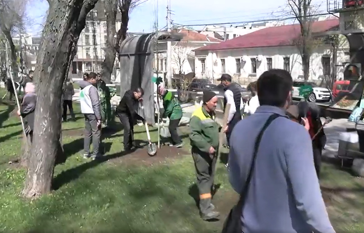 „Aleea prieteniei”, plantată lângă Catedrală de municipalitate și reprezentanții etniilor